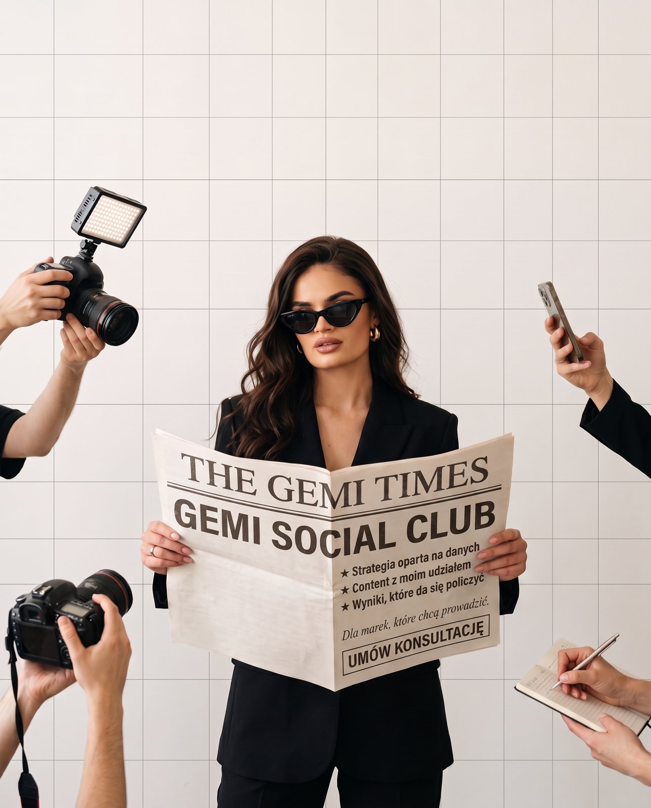 Sandra trzyma gazetę The Gemi Times, wokół ręce z aparatem, telefonem i notesem