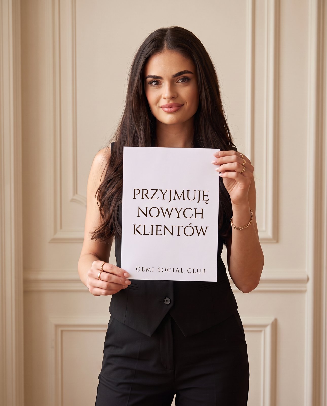 Sandra trzyma kartkę z napisem przyjmuję nowych klientów